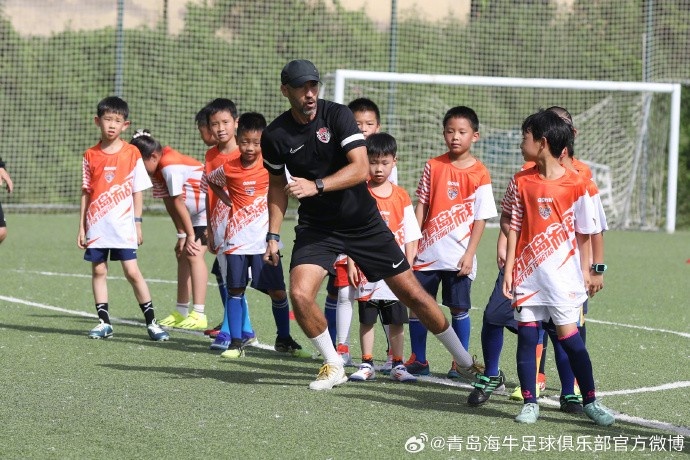 青岛海牛足球夏令营在俱乐部虎山基地梦想球场启航