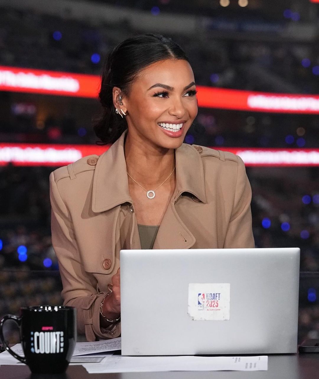 相差12岁！NBA美女主持与老詹御用记者Dave喜结连理