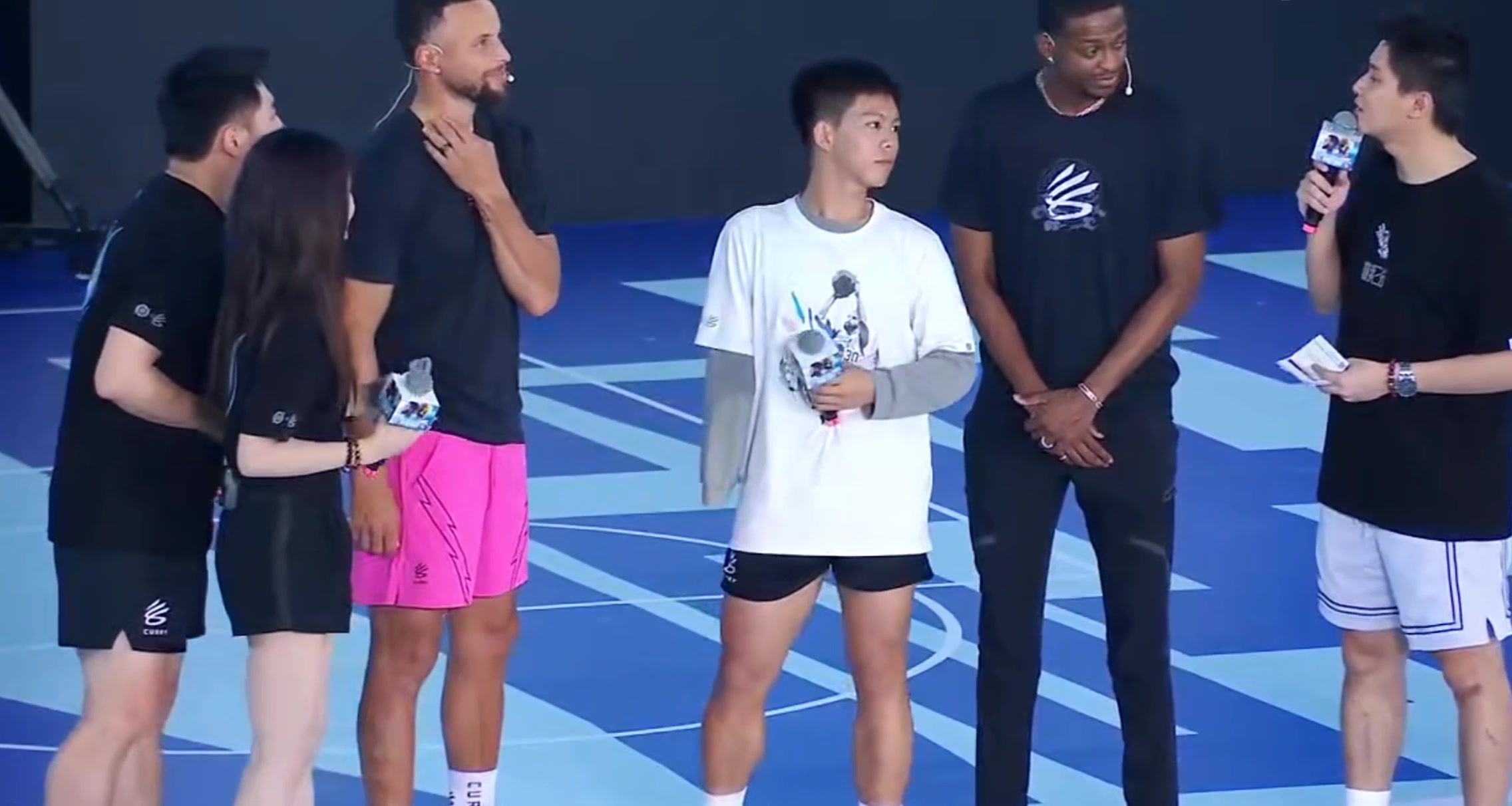 库里单挑“独臂少年”张家城！主动承认踩线+远投点燃全场