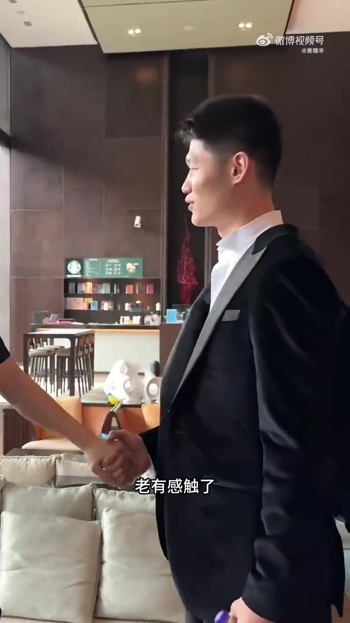 真挚的师徒情谊！杜锋参加胡金秋婚礼两人又是拉手又是拥抱