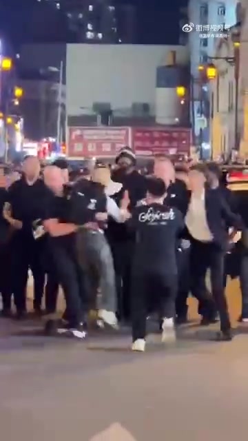 欧文中国行漫步沈阳大街！一球迷疯狂冲了上来被保安一把抱走