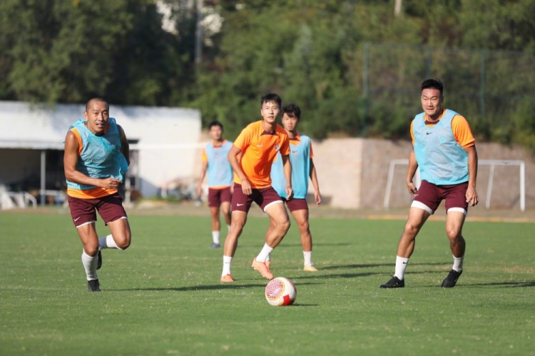训练掠影：球队在俱乐部基地完成赛前最后一练