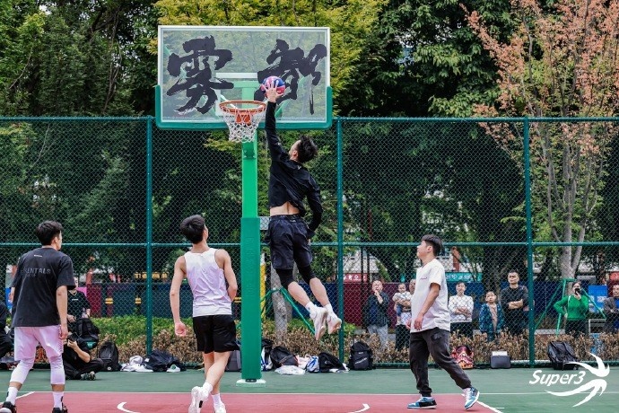 考辛斯携手侯逸凡、张翔突袭重庆大田湾野球场与球迷共享三篮魅力