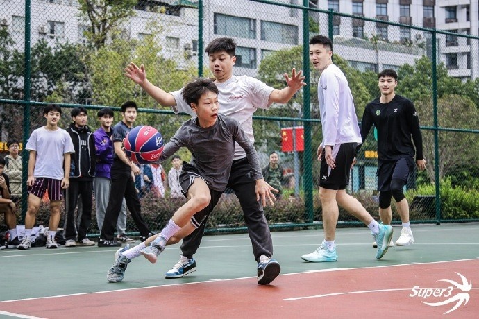 考辛斯携手侯逸凡、张翔突袭重庆大田湾野球场与球迷共享三篮魅力