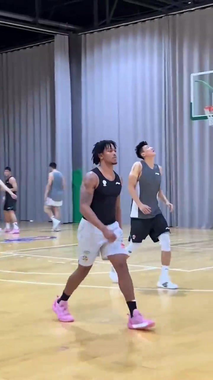 与中国男篮热身赛轰27分！江南的城：尼文哈特近日在四川队试训