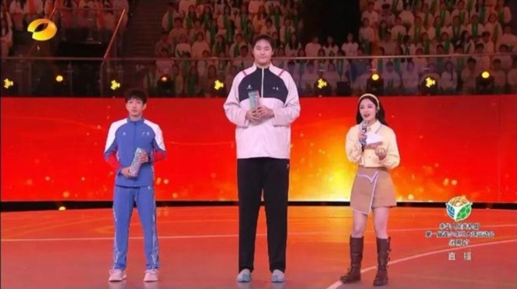 身高差亮了！杨溢与张子宇分获青少年三大球运动会男女篮MVP