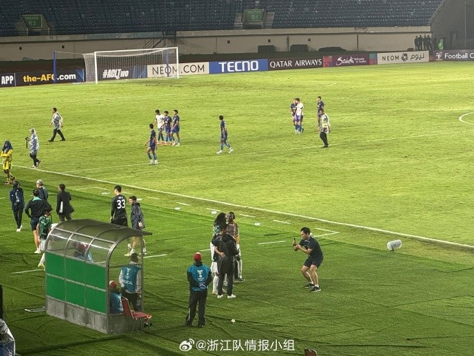 真的要离开了乔迪赛后在场内与浙江队球员一一合影