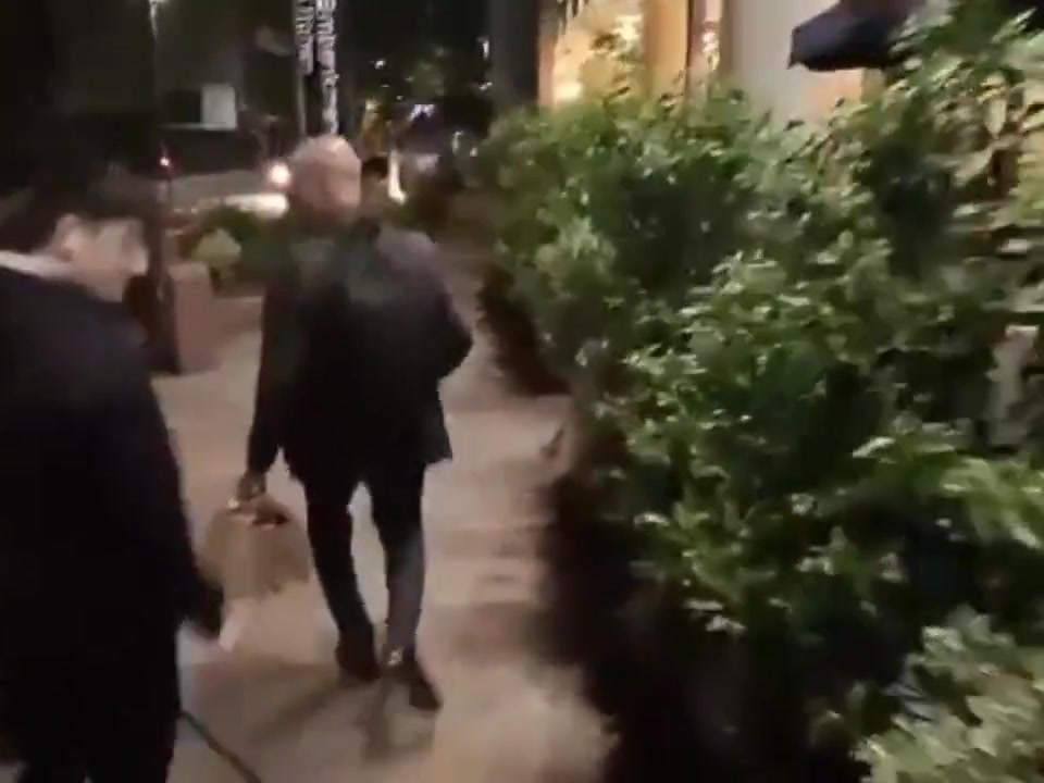 网传视频球迷向瓜帅说"你输了"瓜帅震怒&差点动手被同伴拉走