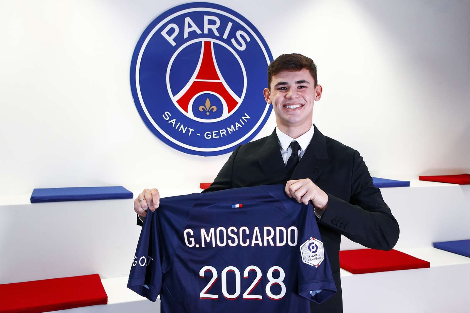 现伤缺3个月！官方：巴黎签18岁巴西新星莫斯卡多转会费2200万欧