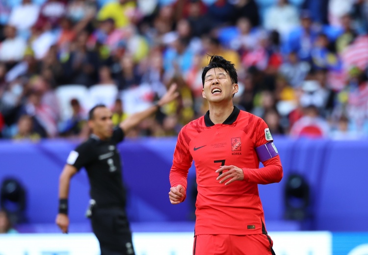 反观...韩国队3场丢6球创队史亚洲杯小组赛丢球纪录，日本也丢5球
